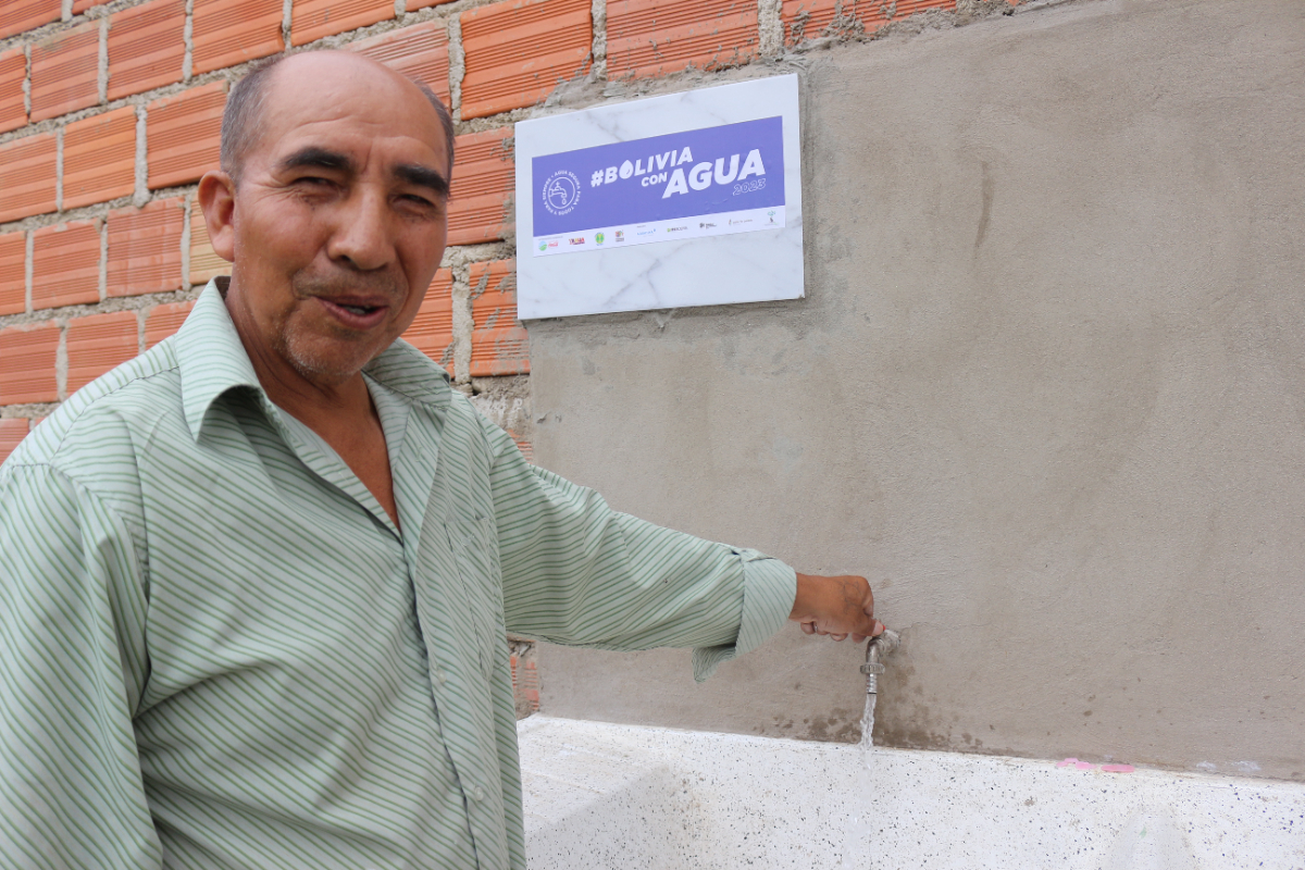 Bolivia con agua inaugura sistema de agua potable en un barrio de Tarija