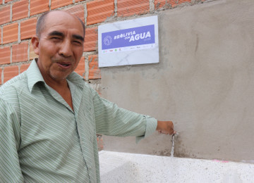 Bolivia con agua inaugura sistema de agua potable en un barrio de Tarija